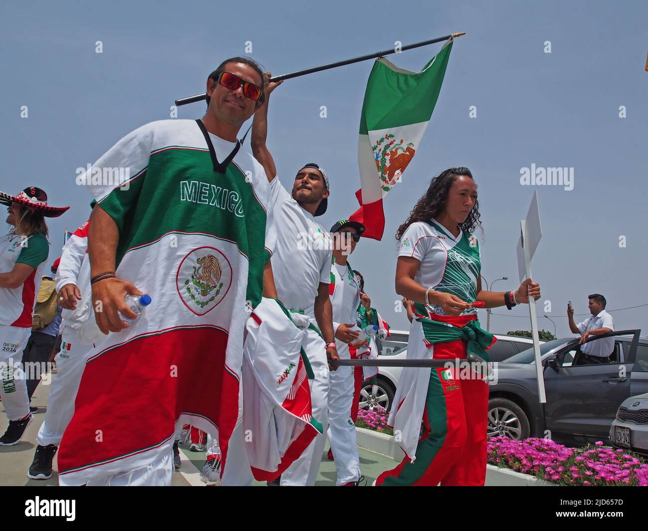 L'équipe mexicaine arrive à l'inauguration des XIV Jeux panaméricains du Surf Claro, Punta Rocas 2018, qui comprend plus de 300 surfeurs de 20 pays. Banque D'Images