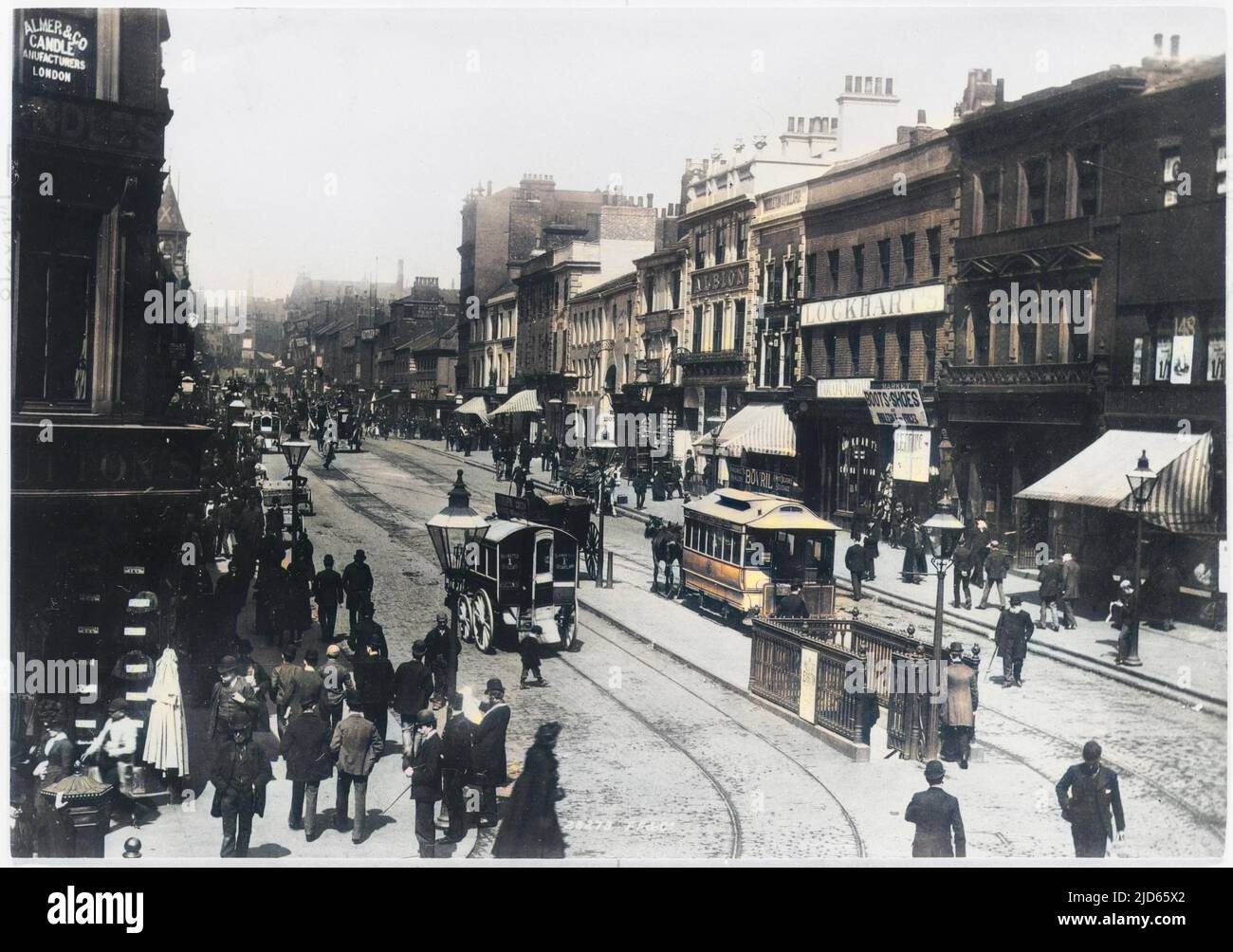 Une rue animée de Leeds a ses propres toilettes publiques. Version colorisée de : 10003205 Date: 1891 Banque D'Images