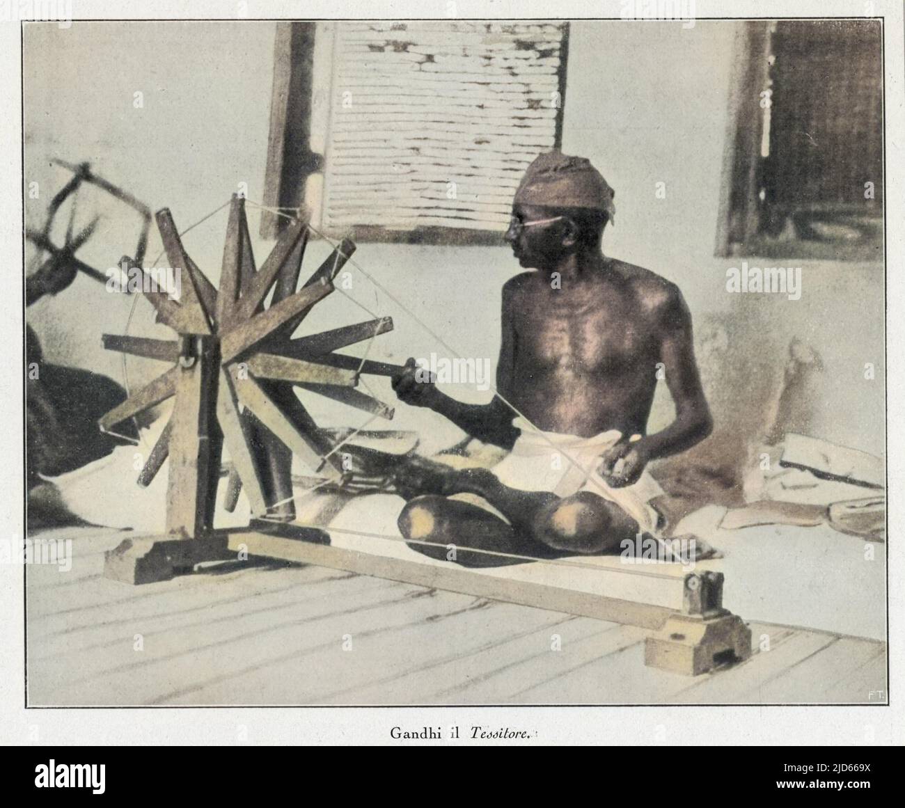 Mahatma Gandhi, nationaliste indien et chef spirituel, tournant au volant (Charakha) en 1931, démontrant sa forte éthique de travail. Version colorisée de : 10006065 Date: 1869 - 1948 Banque D'Images
