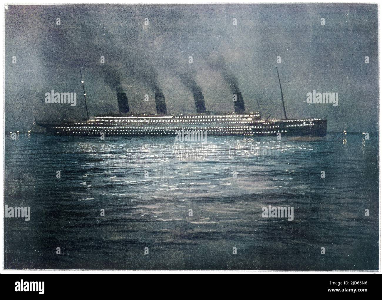 Le SS Titanic vu de nuit pendant la visite de Cherbourg dans la soirée du 10th avril 1912. Version colorisée de : 10009498 Date: 1912 Banque D'Images