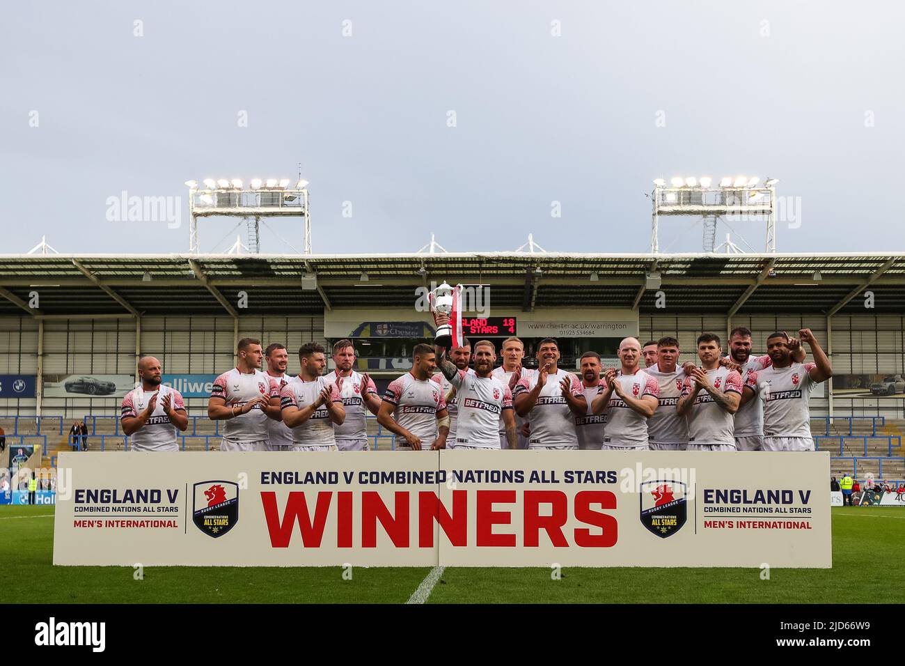 Warrington, Royaume-Uni. 18th juin 2022. L'équipe de la ligue nationale de rugby d'Angleterre lève le trophée après avoir battu le combiné Nations All Stars 18-4 dans le match international à Warrington, Royaume-Uni le 6/18/2022. (Photo de James Heaton/News Images/Sipa USA) crédit: SIPA USA/Alay Live News Banque D'Images