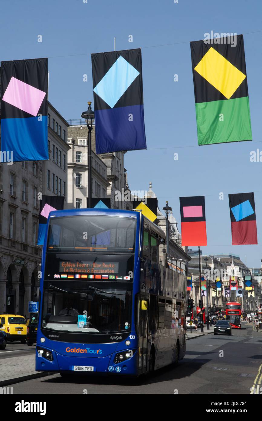 Londres, Royaume-Uni, 17 juin 2021 : à l'occasion de l'exposition d'été annuelle de la Royal Academy, les drapeaux et les dessins de l'artiste Paul Huxley RA sont suspendus au-dessus de Piccadilly à Mayfair. Anna Watson/Alay Live News Banque D'Images