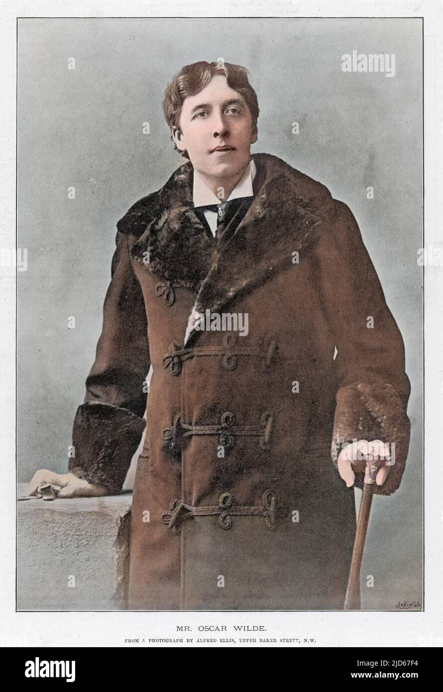Oscar Wilde (1856 - 1900), écrivain et dramaturge irlandais, photographié ici sous un manteau d'hiver avec col en fourrure. Version colorisée de : 10018821 Date: 1895 Banque D'Images