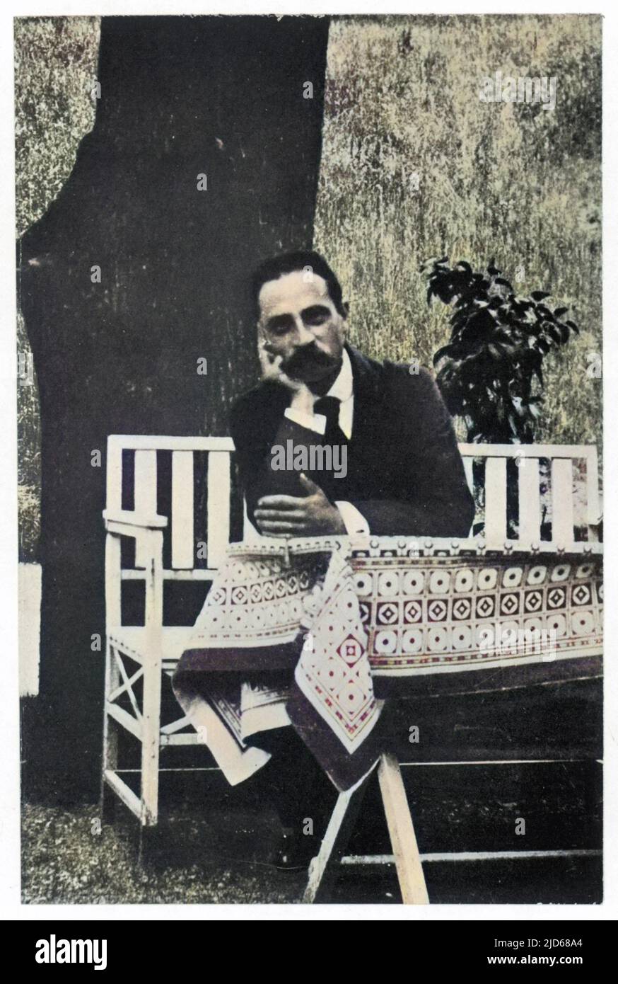 RAINER MARIA RILKE poète allemand assis à une table dans un jardin version colorisée de : 10078921 Date: 1875 - 1926 Banque D'Images