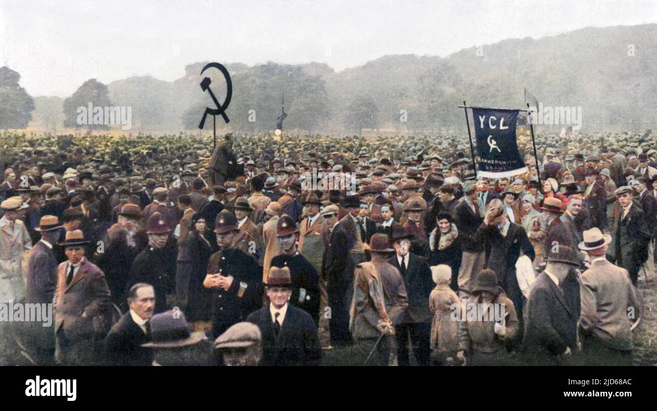 Manifestation communiste à Hyde Park : l'excitation intense de la foule reflète l'oratoire inflammatoire des orateurs... Version colorisée de : 10083251 Date: 1931 Banque D'Images