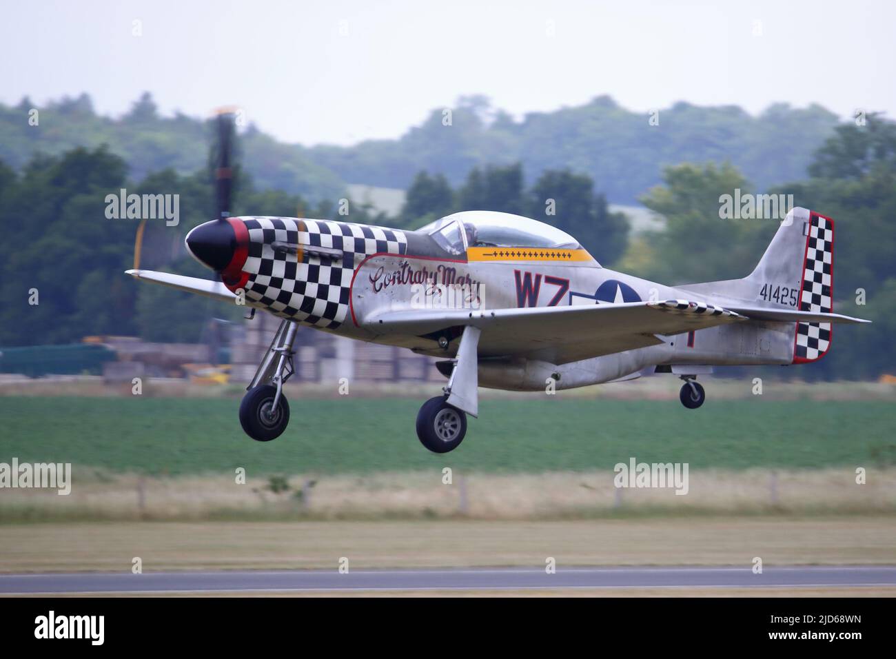 Duxford, Royaume-Uni. 18th juin 2022. Un grand nombre d'avions historiques ont créé un spectacle au salon aérien d'été IWM Duxford. Un P-51D nord-américain au décollage. Credit: Uwe Deffner/Alay Live News Banque D'Images