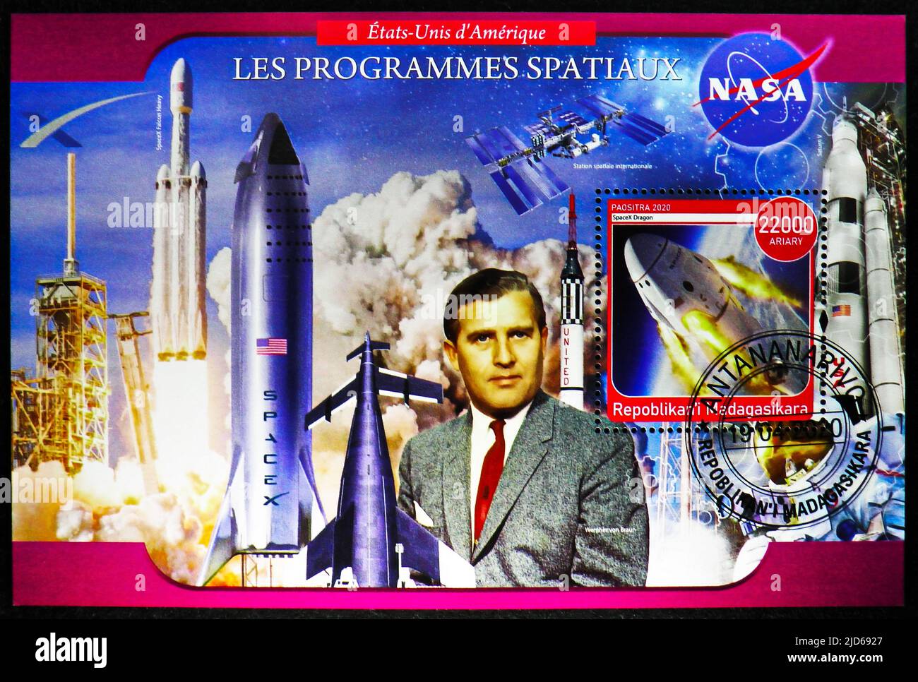 MOSCOU, RUSSIE - 17 JUIN 2022: Timbre-poste imprimé à Madagascar montre Block: Wernher von Braun, SpaceX Dragon, série des programmes spatiaux des États-Unis, Banque D'Images