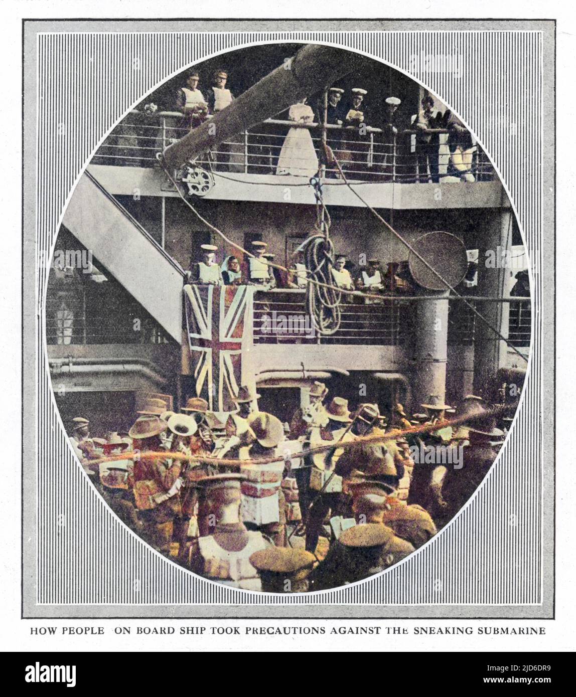 Les gens à bord du Britannic, le navire jumeau du Titanic, prenant part à un service; le navire, réquisitionné comme navire-hôpital en WW1 a été coulé par une mine version Colorisée de : 10197350 Date: Nov-16 Banque D'Images