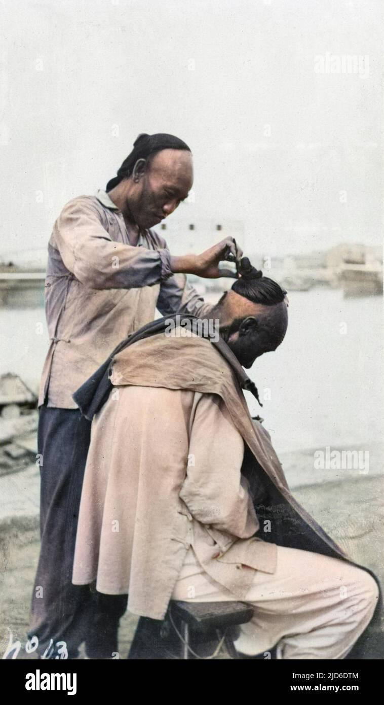 Dans un salon de coiffure chinois, on prend littéralement des « côtés et dos ». Version colorisée de : 10190991 Date: Vers 1911 Banque D'Images