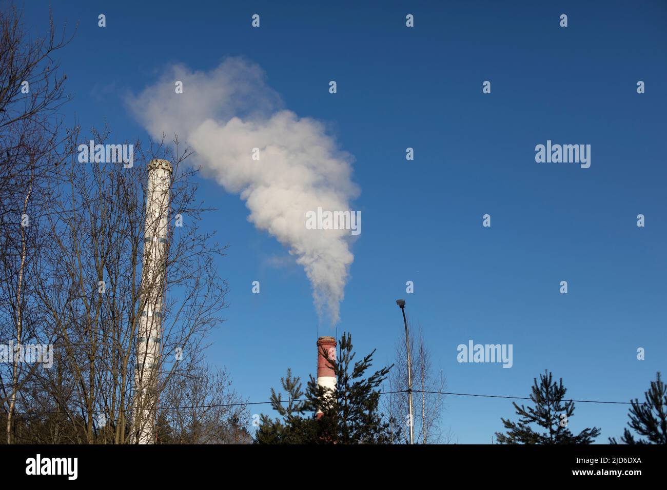 Fumée de cheminée. Zone industrielle. Fonctionnement de la chaufferie. Vapeur contre le ciel. Banque D'Images