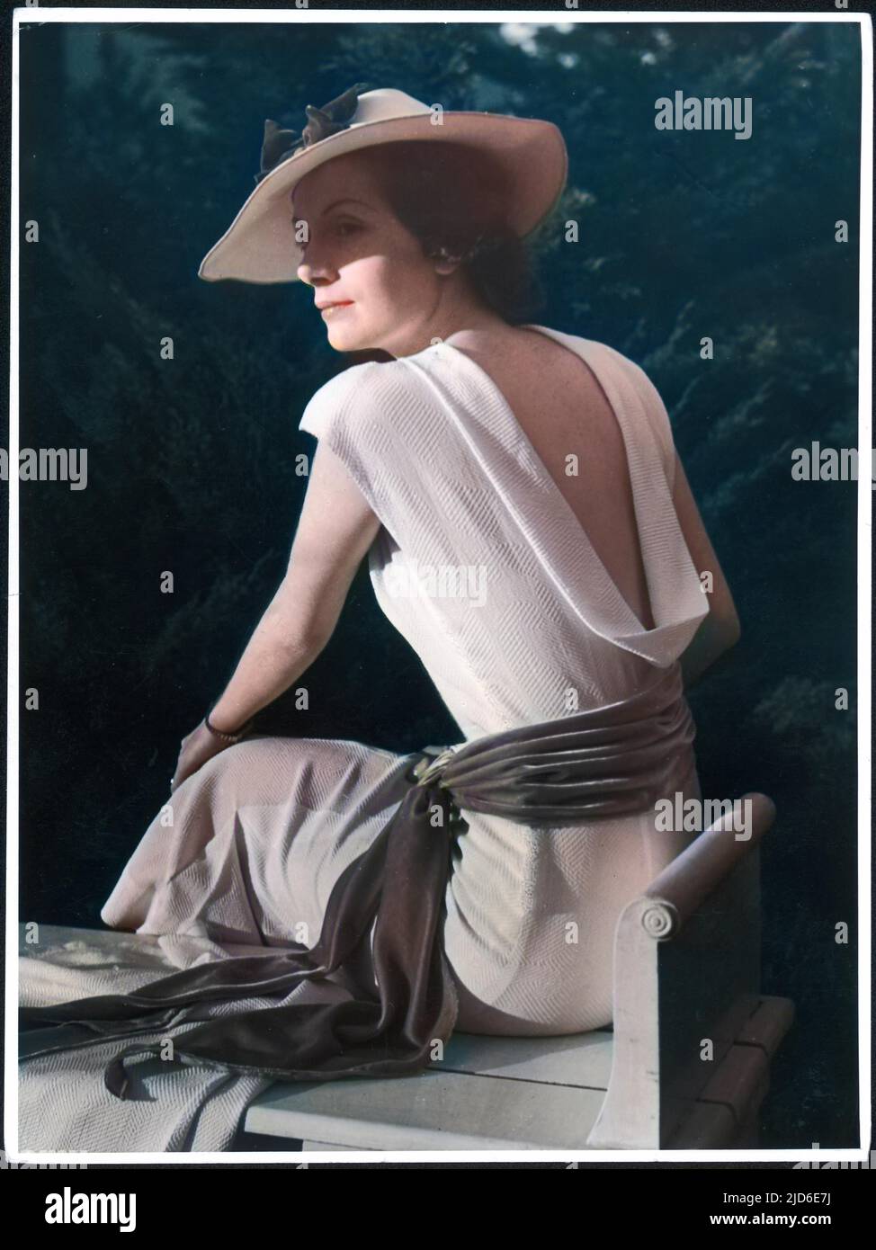 1930s woman in white dress Banque de photographies et d'images à haute  résolution - Alamy