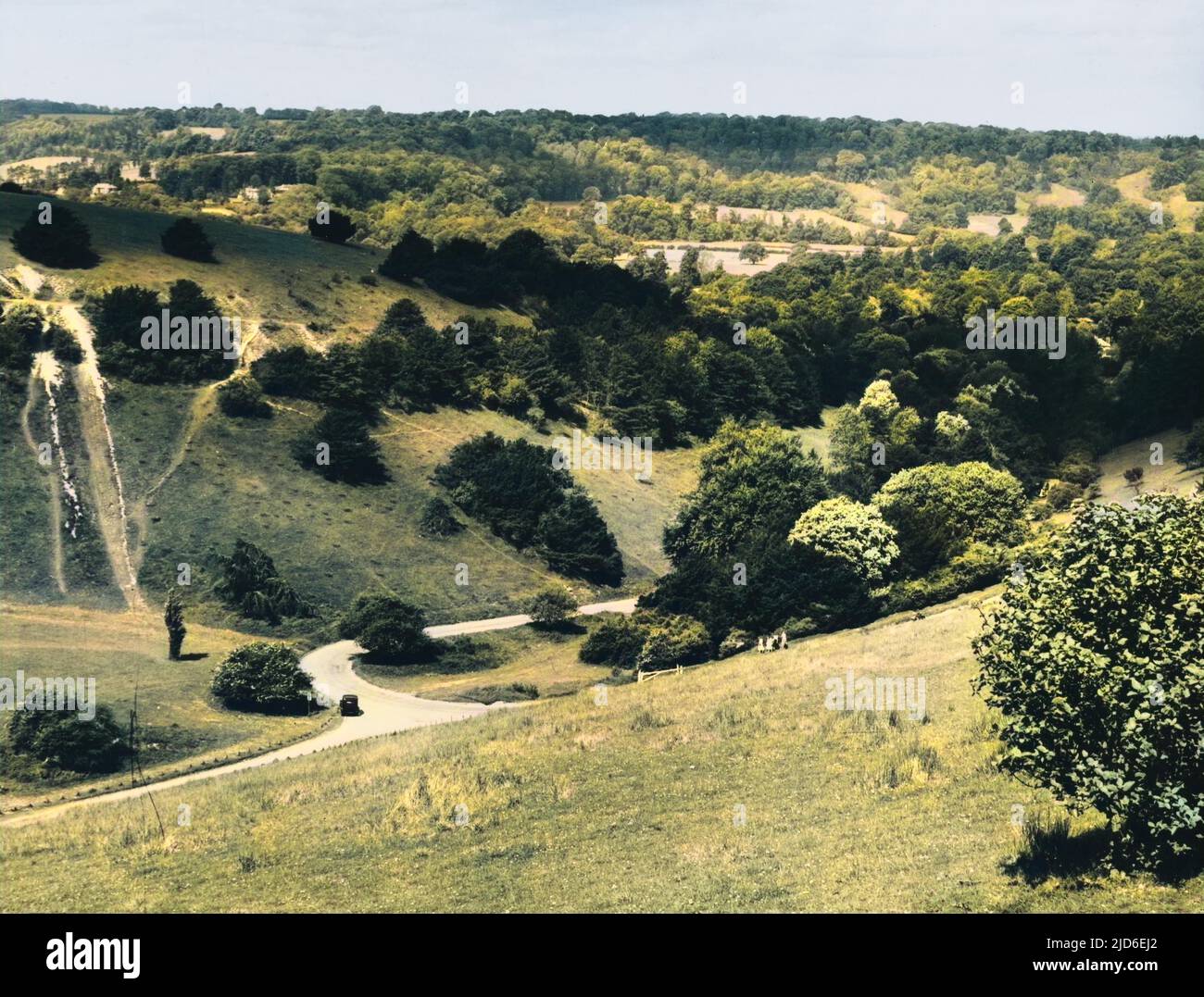 Une belle vue sur Box Hill, Surrey, et la route qui monte jusqu'aux 700 pieds de haut de ce point de beauté, au-dessus de la rivière Mole, nommé en raison des nombreux arbres de boîte sur elle. Version colorisée de : 10146317 Date: 1950s Banque D'Images