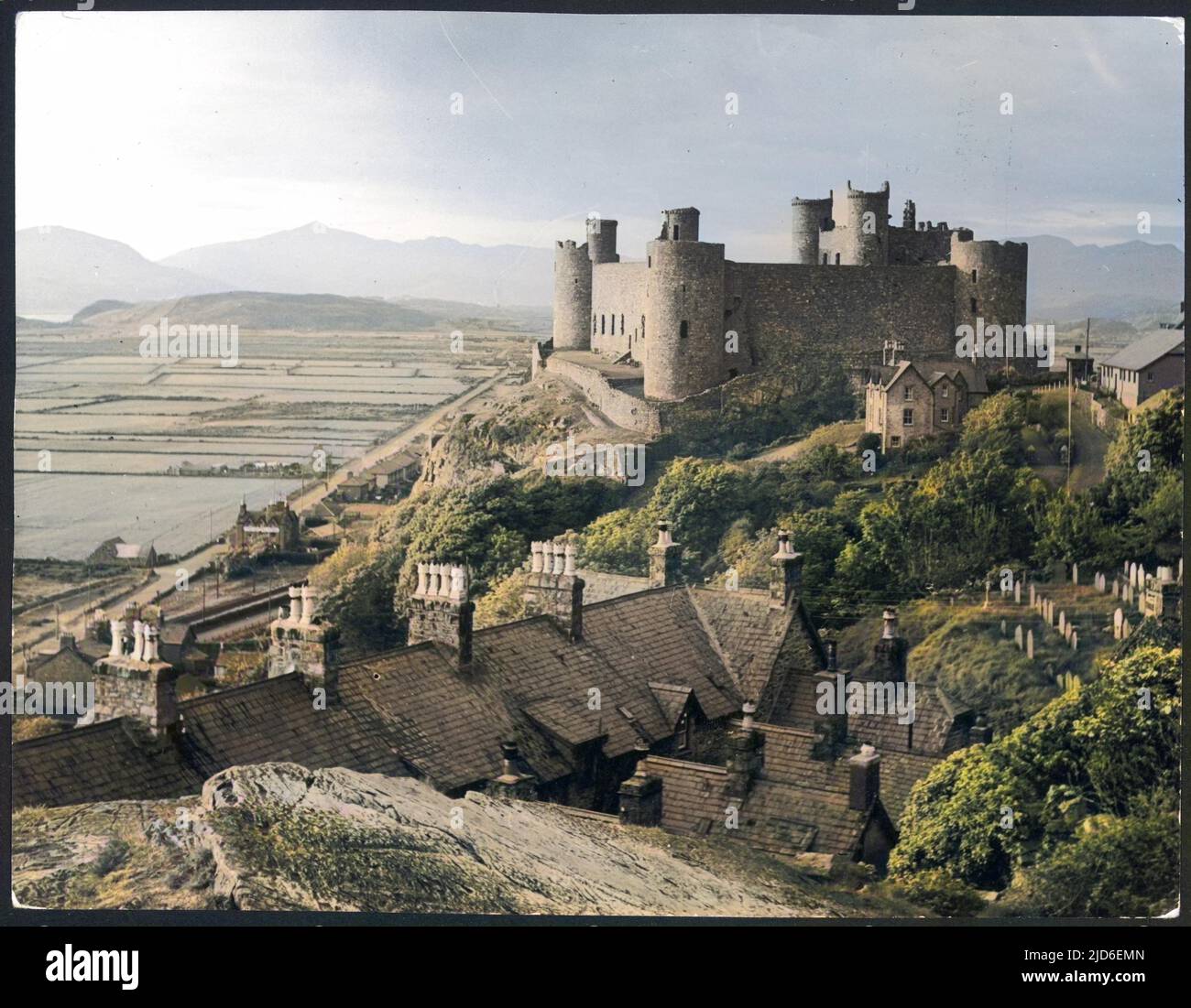 Le château de Harlech, au pays de Galles, a été construit par le roi Edward I (1239 - 1307) sur le site d'un ancien bâtiment. Le dernier château Royaliste à tenir pour Charles Ier dans la Guerre civile anglaise. Version colorisée de : 10149930 Date: 1930s Banque D'Images
