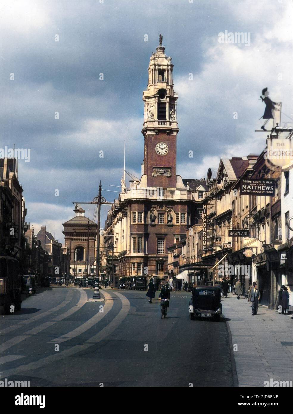 High Street, Colchester, Essex, montrant l'hôtel de ville, avec la « Jumbo » Water Tower au-delà. Version colorisée de : 10160756 Date: 1950s Banque D'Images