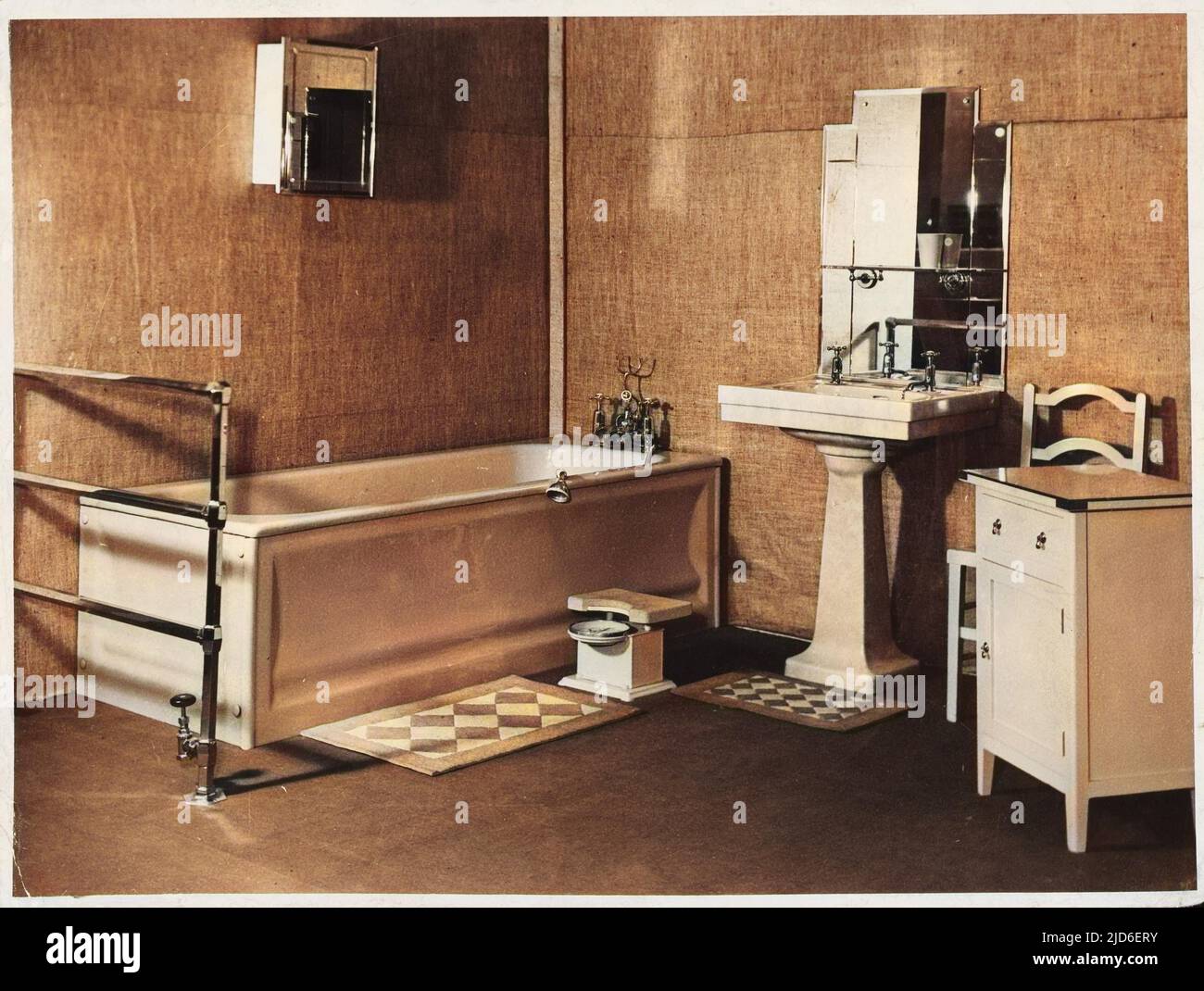 Une élégante suite de salle de bains Art déco, à la géométrie typique, où même les balances sont faites pour s'harmoniser. Version colorisée de : 10155883 Date: 1930s Banque D'Images