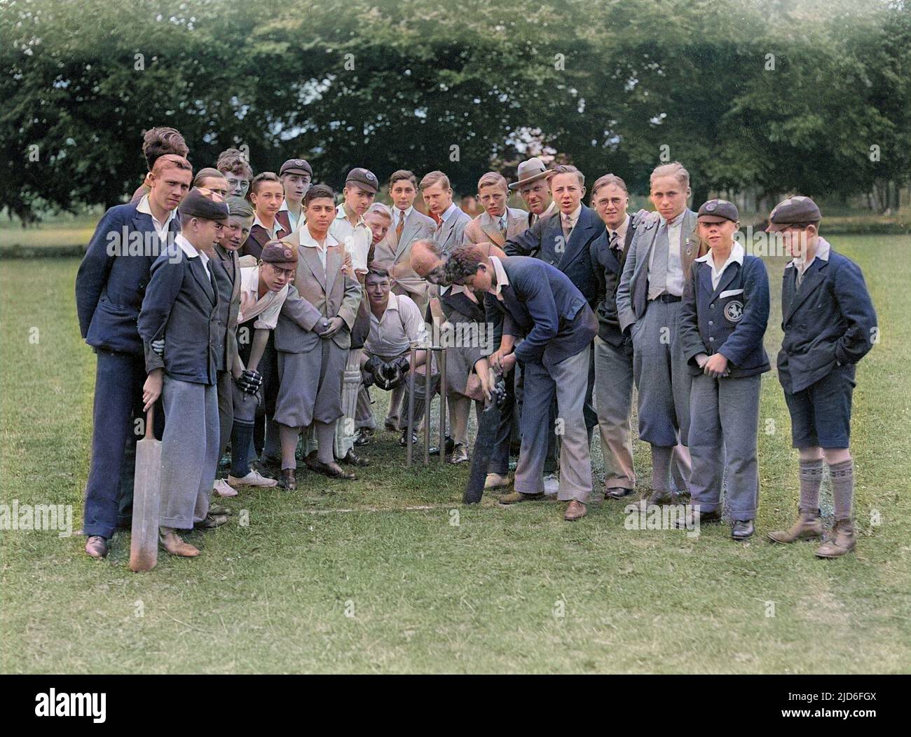 Des écoliers anglais et allemands participant à un match de cricket anglo-allemand à Chatham, Kent, Angleterre. Version colorisée de : 10165057 Date : début 1930s Banque D'Images