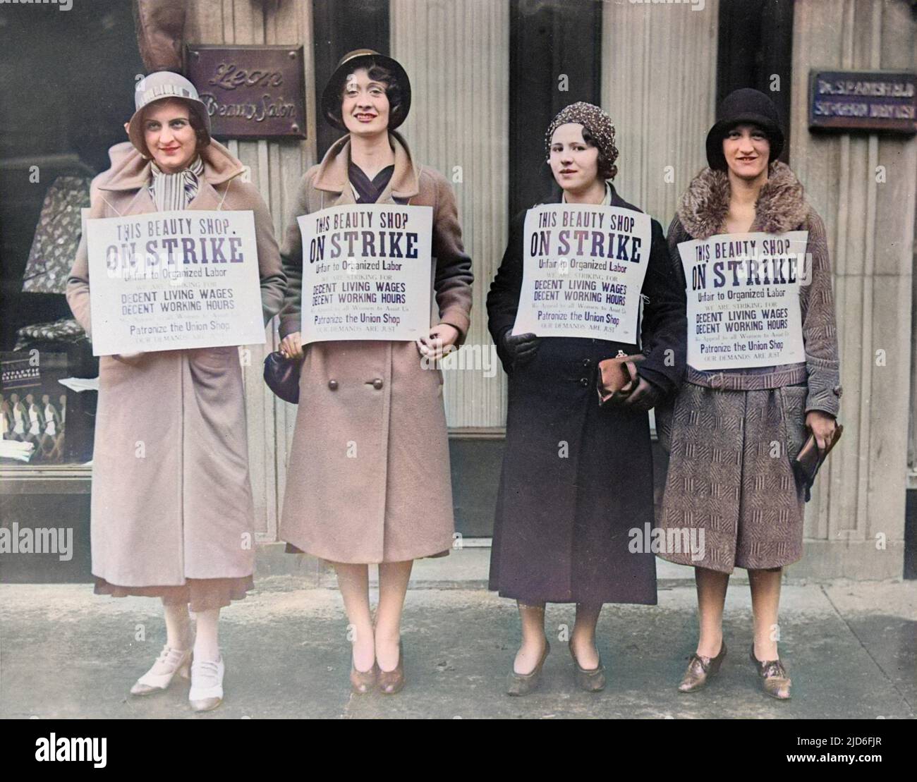 Quatre travailleuses de 'The Beauty Shop', en grève pour des salaires décents et des heures de travail décentes. USA version colorisée de : 10166983 Date : début 1930s Banque D'Images