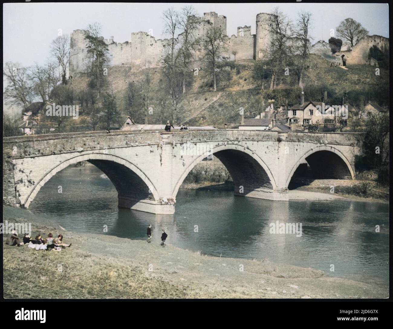Les ruines du château de Ludlow, Shropshire, Angleterre, d'abord mentionnées par les chroniqueurs en 1138, mais certaines parties du gatehouse semblent être à la fin du 11th siècle. Version colorisée de : 10171680 Date: 1930s Banque D'Images