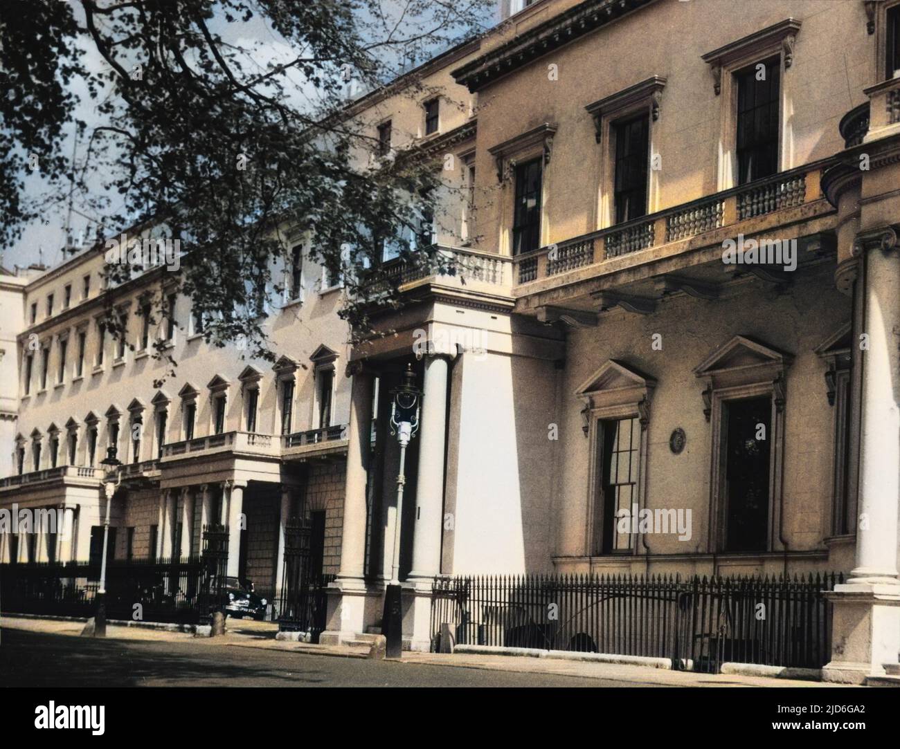 Vue sur la partie est de Carlton House Terrace. Près de St. James's Park, Londres, construit entre 1827 et 1832, à la conception globale par l'architecte John Nash. Version colorisée de : 10181035 Date: Construit 1827 - 1832 Banque D'Images