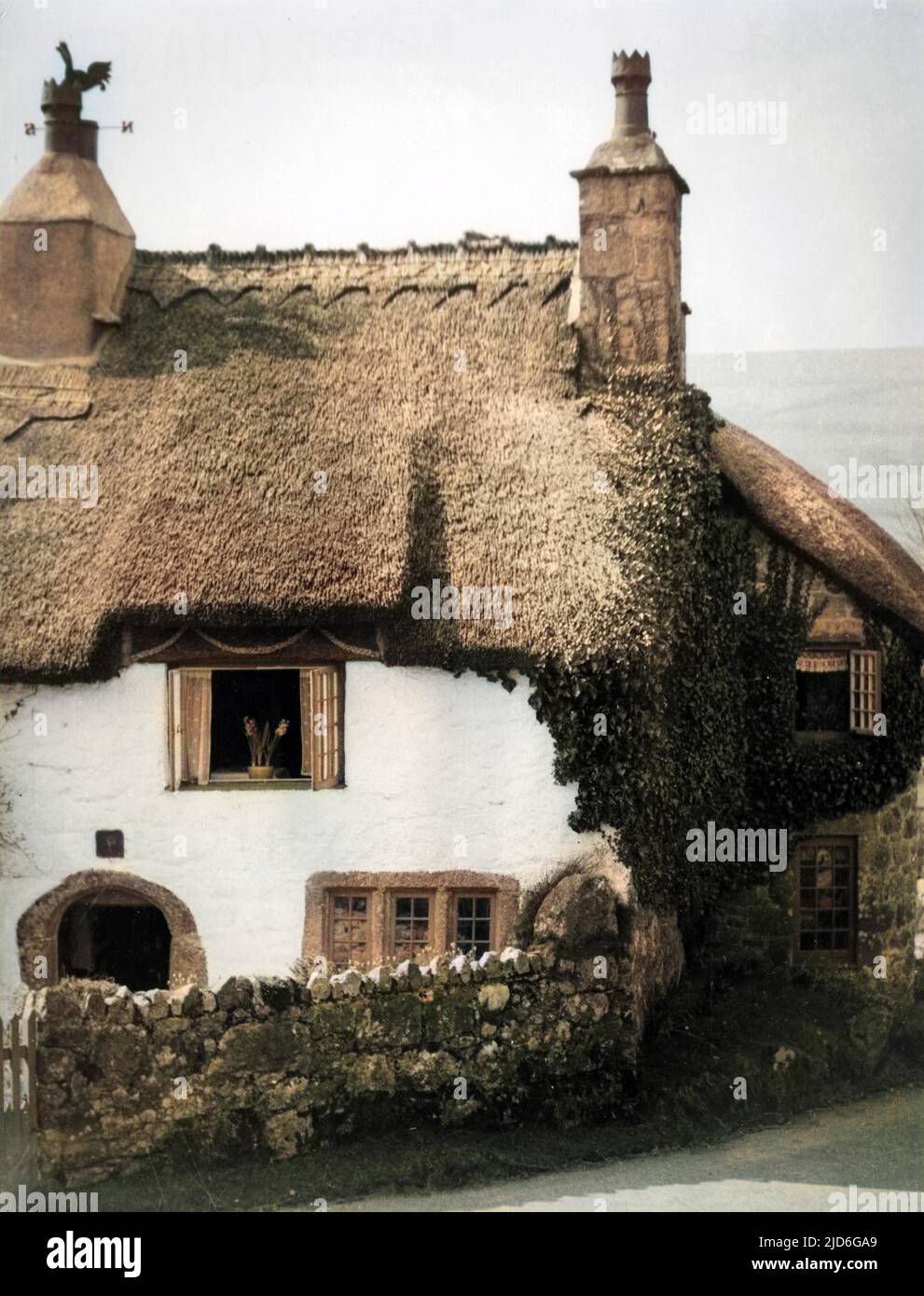 Ce charmant cottage à Widecombe-in-the-Moor a été pendant de nombreuses années la maison de l'auteur anglais BEATRICE CHASE. Née Olive Katharine Parr, elle est une descendante de WILLIAM PARR. Version colorisée de : 10174202 Date: 1874 - 1955 Banque D'Images