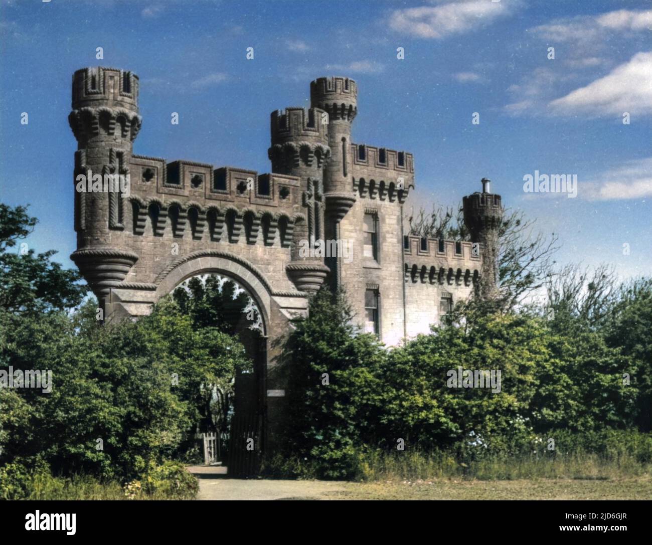 La porte d'entrée du château de Thurso une tour de 17th siècle en pierre, absorbé dans un manoir baronial de 19th siècle, qui a malheureusement brûlé. Version colorisée de : 10181503 Date: 17th siècle Banque D'Images