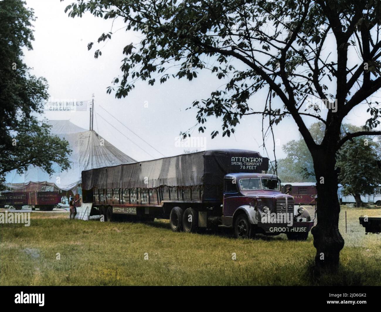 Le Cirque arrive en ville ! Un cadre pittoresque pour le cirque de Bertarm Mills, à Maidstone, Kent, Angleterre. Version colorisée de : 10184466 Date: 1950s Banque D'Images