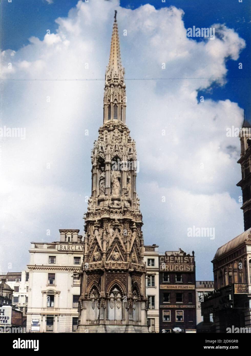 L'Eleanor Cross, à l'extérieur de la gare de Charing Cross, centre de Londres. Une réplique victorienne des croix érigées par le roi Edward Ier à la mémoire de sa femme, Eleanor de Castille. Version colorisée de : 10186158 Date: 1863 Banque D'Images