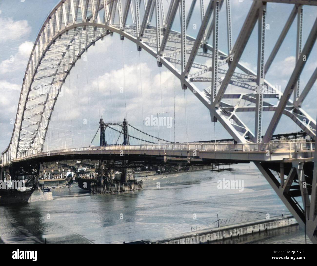 Une impression frappante du nouveau Runcorn - Widnes Bridge, qui relie Cheshire au Lancashire, à travers le canal des navires de Manchester. Version colorisée de : 10181909 Date: 1962 Banque D'Images