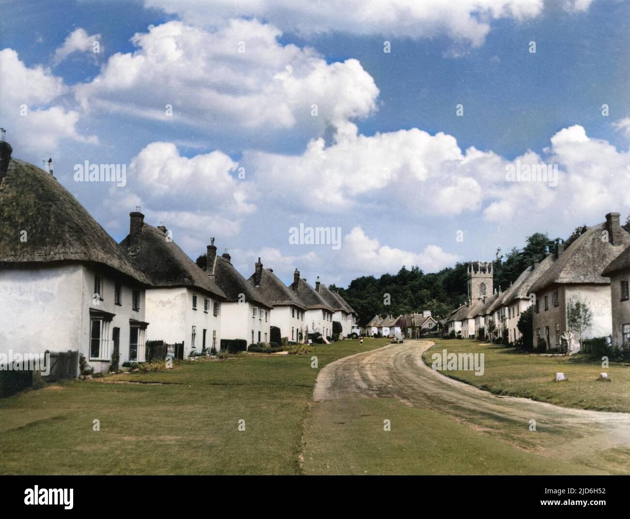 Le charme distinctif de la rue du village de Milton Abbas, Dorset. Construit en 1780s par Sir William Chambers à la demande de Lord Milton; un ancien village modèle anglais version colorisée de : 10187998 Date: 1950s Banque D'Images