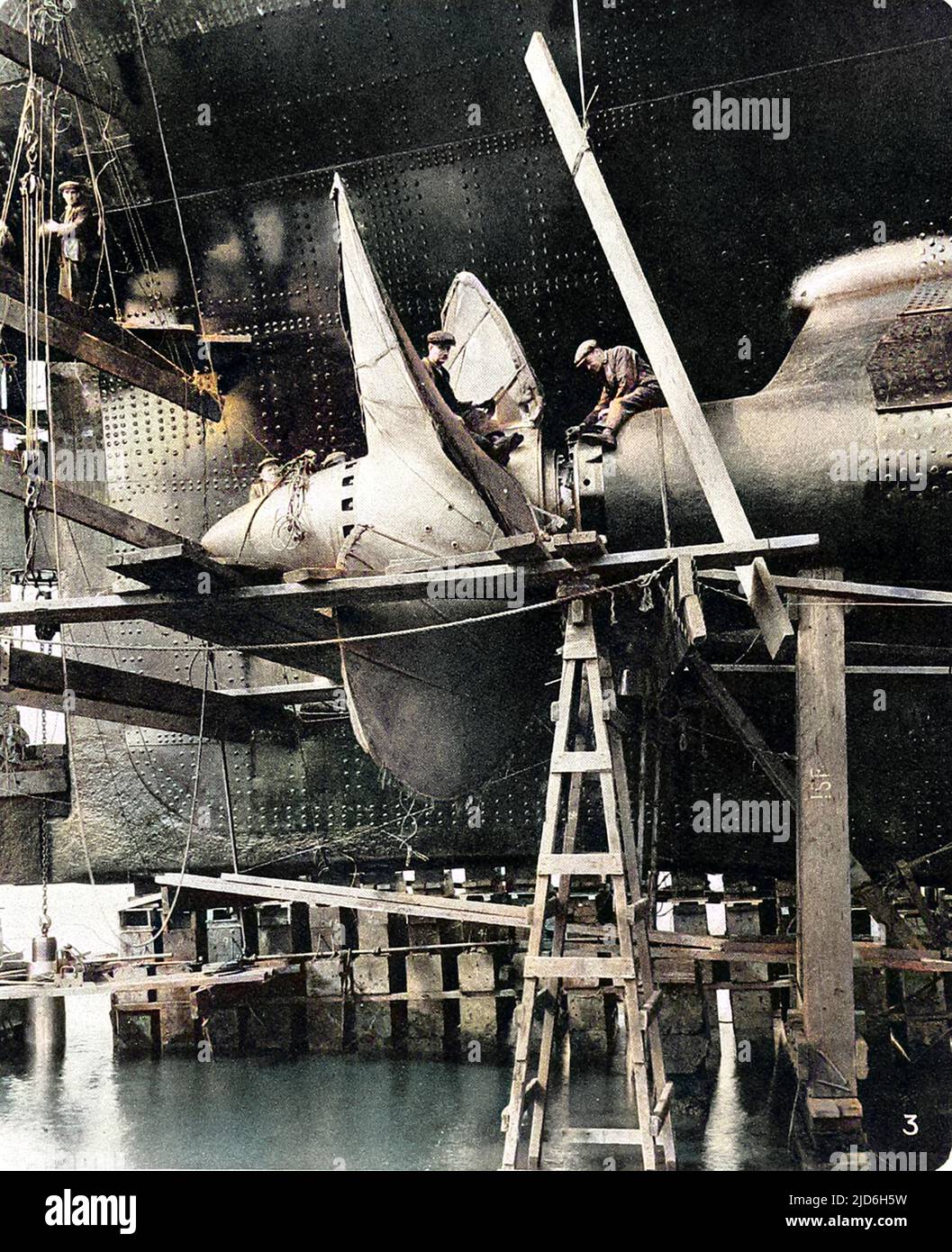 Photographie d'un des hélices de R.M.S. 'Queen Mary', puis en voie d'achèvement dans le chantier naval John Brown, Clydebank. Le navire a été baptisé et lancé par la reine Mary le 26 septembre 1934. Version colorisée de : 10216335 Date: 1934 Banque D'Images