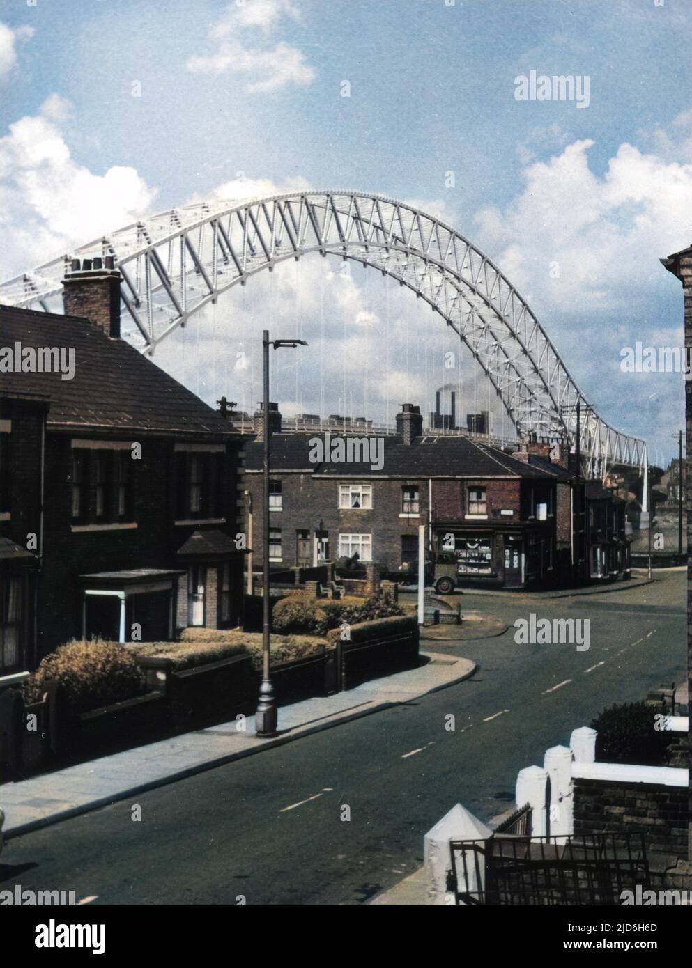 Une impression frappante du nouveau Runcorn - Widnes Bridge, qui relie Cheshire au Lancashire, à travers le canal des navires de Manchester. Version colorisée de : 10188327 Date: 1962 Banque D'Images