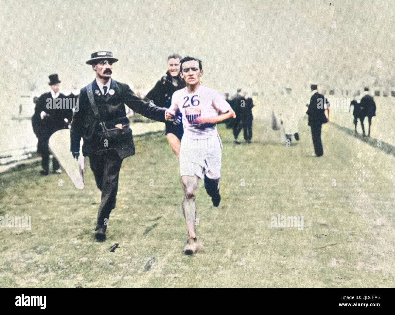 John Hayes, athlète américain, dans la dernière partie de la course de marathon aux Jeux Olympiques de Londres en 1908. Dorando Pietri de l'Italie s'est effondrée après avoir entré dans le stade devant le pack. Il a été ressuscité par des médecins et certains des fonctionnaires l'ont aidé à ses pieds puis l'ont aidé à la ligne d'arrivée. John Hayes, des États-Unis, était le deuxième finisseur. Pietri avait été déclaré vainqueur, mais les Américains ont formé une protestation qui a finalement été confirmée. Dorando a néanmoins été présenté avec une coupe spéciale par la reine Alexandra pour son «pluck». Version colorisée de : 10217336 Date: 1908 Banque D'Images