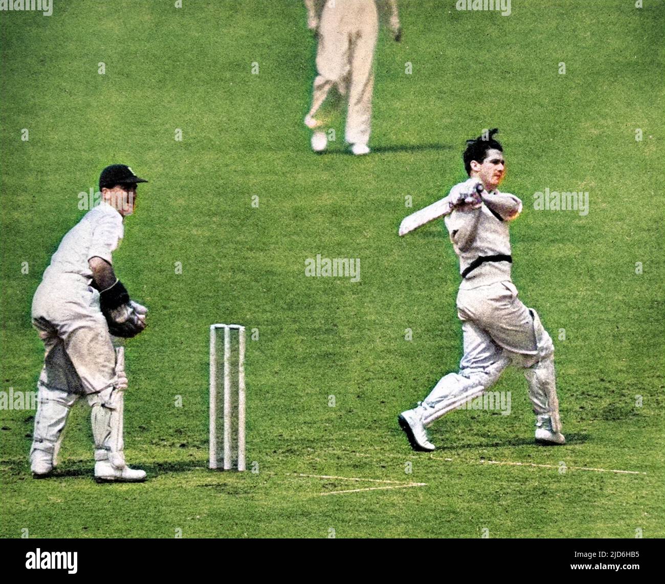 Photographie de (Robert) Neil Harvey, batteur australien, jouant un tir dans le quatrième Test match entre l'Angleterre et l'Australie, Headingley Cricket Ground, 1948. Godfrey Evans, le gardien de cricket de l'Angleterre, peut être vu sur la gauche de l'image. Version colorisée de : 10218959 Date: 1948 Banque D'Images