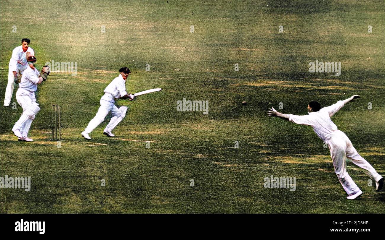 Photographie de la coupe de la place Don Bradman lors du deuxième Test match entre l'Angleterre et l'Australie, qui s'est tenu au terrain de cricket de Lors' s, Londres, 1930. Jouant pour l'Australie, Bradman, alors âgé de 21 ans, a marqué 254 dans ces gains. Le fielder qui plonge à sa gauche pour tenter d'arrêter le ballon est A.P.F. Chapman d'Angleterre. Version colorisée de : 10218982 Date: 1930 Banque D'Images