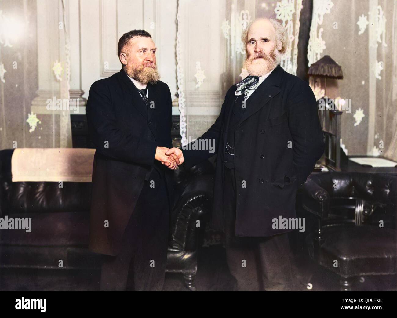 James Keir Hardie (1856-1915), dirigeant travailliste écossais et homme politique avec Jean Jaures de la partie socialiste française (à gauche). Version colorisée de : 10223808 Banque D'Images