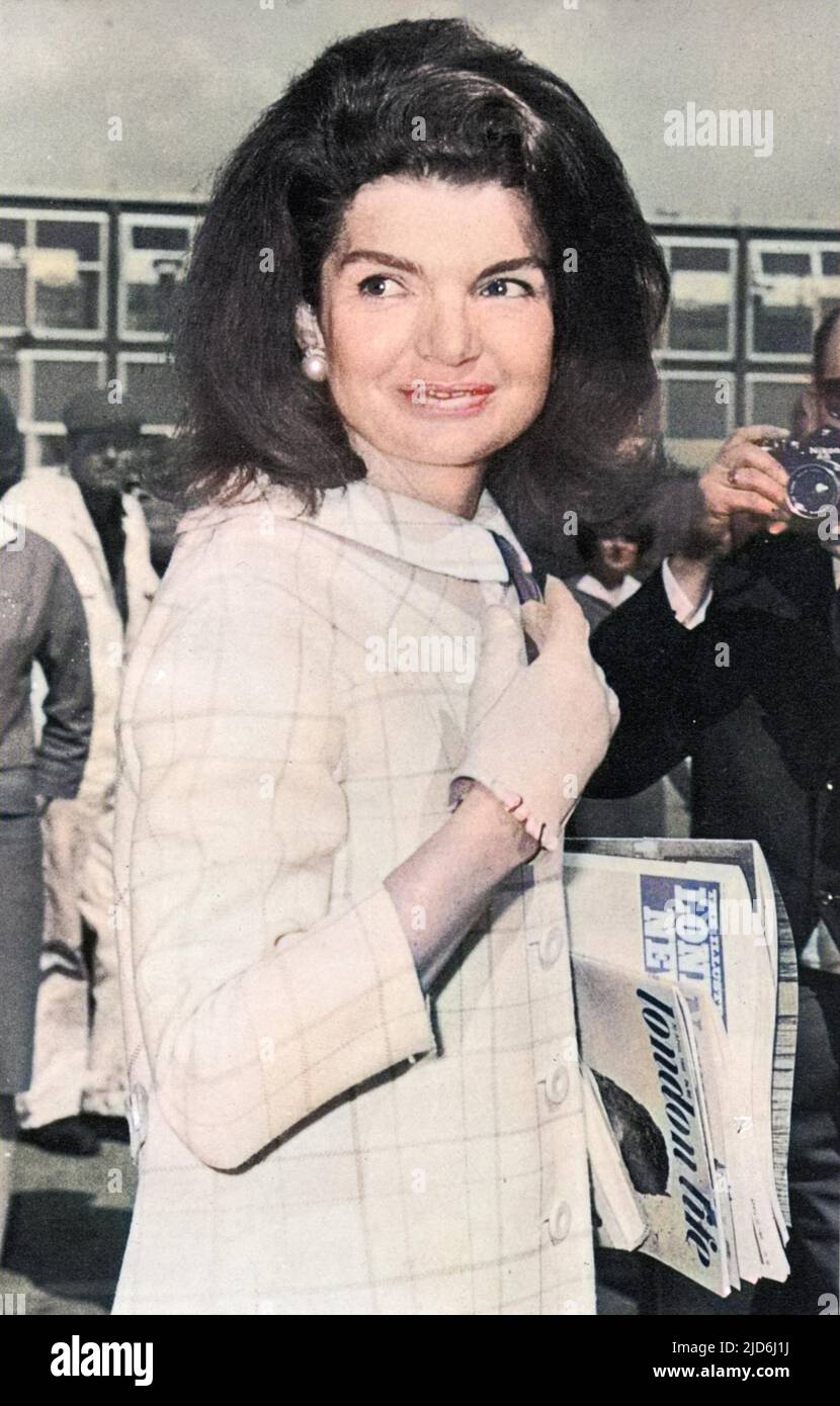 Jacqueline Kennedy, lors d'une visite à Londres en 1966, est photographiée en portant un exemplaire du magazine « London Life » qui a duré seulement deux ans entre 1965 et 1966, mais qui a fait la chronique de la vie et des temps de Londres balançoire des années soixante. Version colorisée de : 10425282 Date: 1966 Banque D'Images