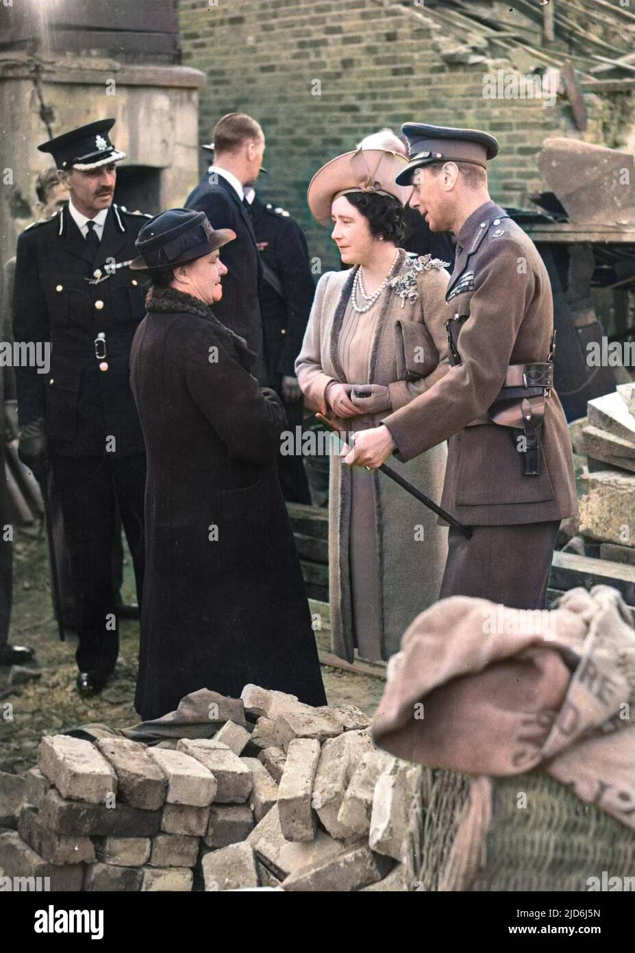 Le roi George VI et la reine Elizabeth parlent à Mme eals qui a été sauvée en prenant la couverture dans un abri Anderson quand sa maison a été bombardée lors d'un raid aérien en septembre 1940. Version colorisée de : 10435832 Date: 1940 Banque D'Images