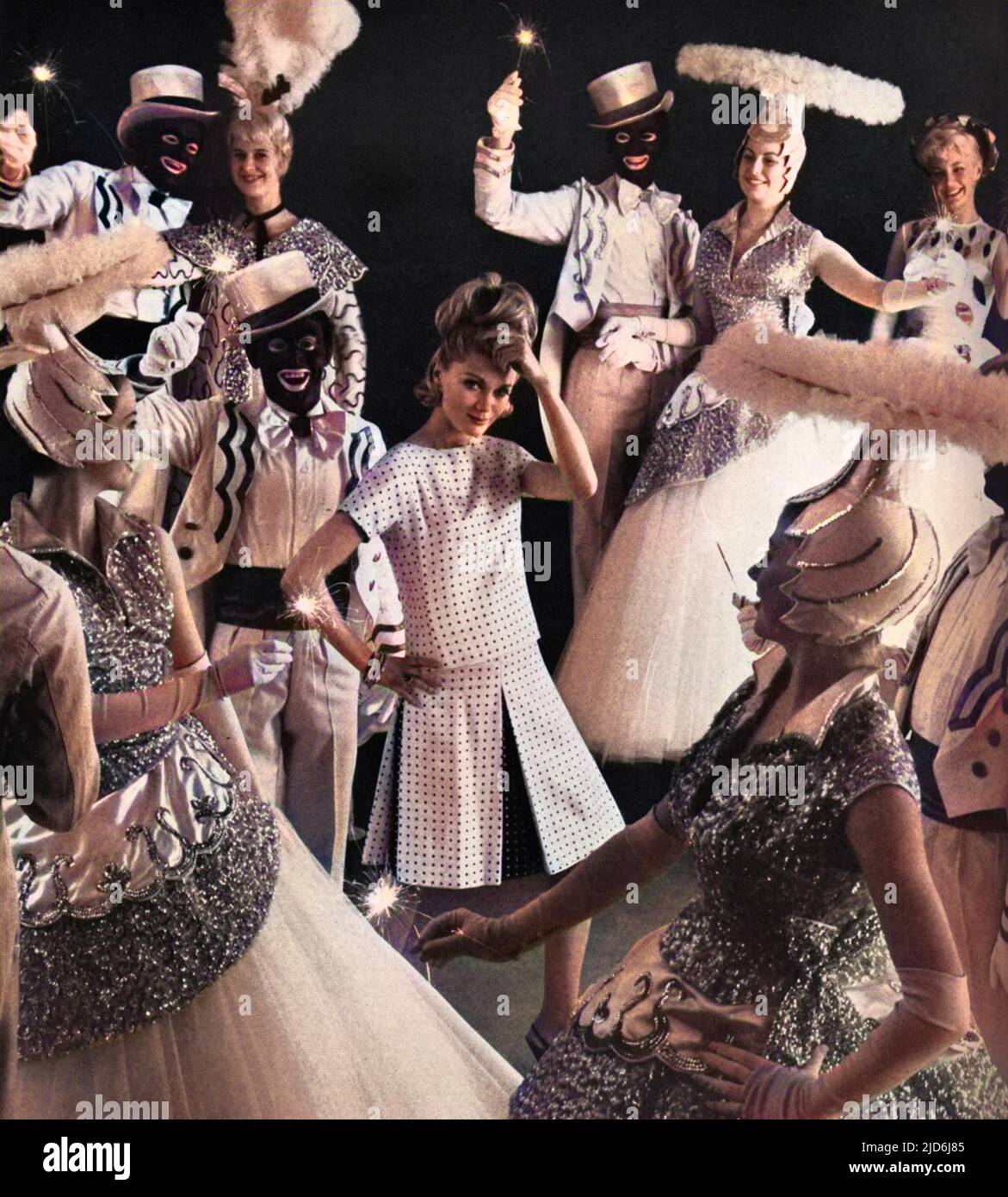 Une photo de mode avec les Minstrels noir et blanc de Tatler, 1962. La tenue portée par le modèle au milieu est une soie blanche, deux pièces, la jupe coupée dans les deux sens avec les panneaux inversés de soie marine clouté avec blanc par Nettie Vogues chez Selfridges. Version colorisée de : 10527974 Date: 1962 Banque D'Images