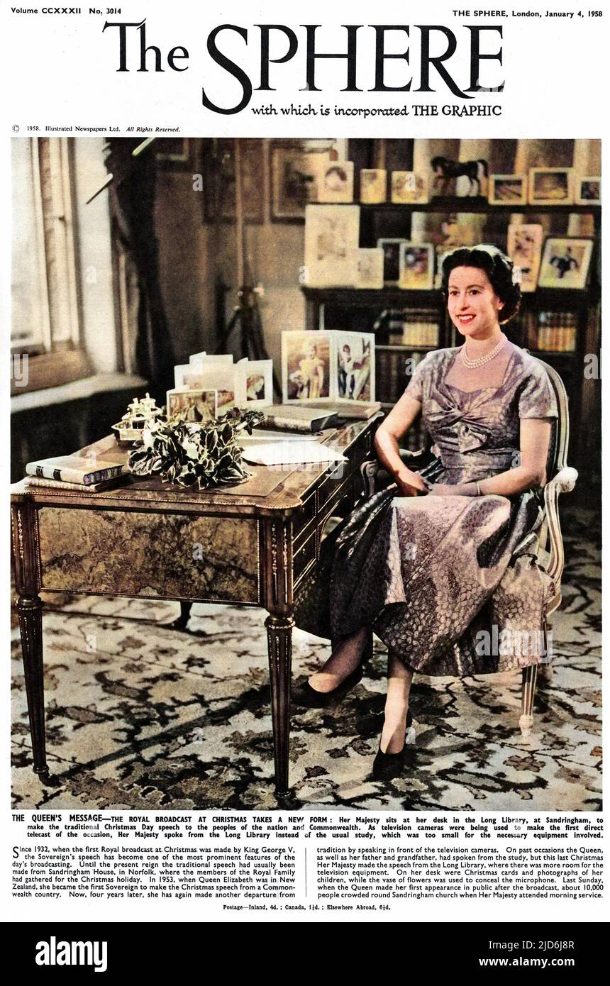 La reine Elizabeth II est assise à son bureau dans la long Library de Sandringham pour faire le discours traditionnel du jour de Noël. Comme les caméras de télévision étaient utilisées pour la première fois (Noël 1957), la Reine parlait de la long Library au lieu de l'étude habituelle, qui était trop petite pour l'équipement nécessaire. Version colorisée de : 10513607 Date: 1957 Banque D'Images