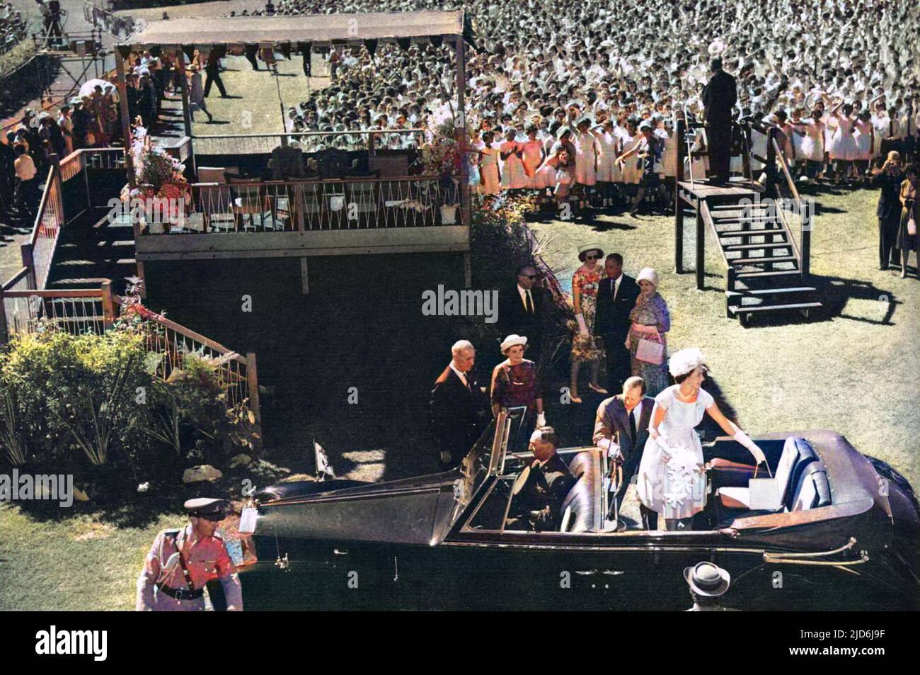 La reine Elizabeth II et le prince Philip quittent l'hippodrome de Victoria Park, à Adélaïde, après qu'une chorale de 3000 enfants a chanté des chansons australiennes. 70 000 autres enfants ont assisté à l'occasion. Version colorisée de : 10513602 Date: 1963 Banque D'Images