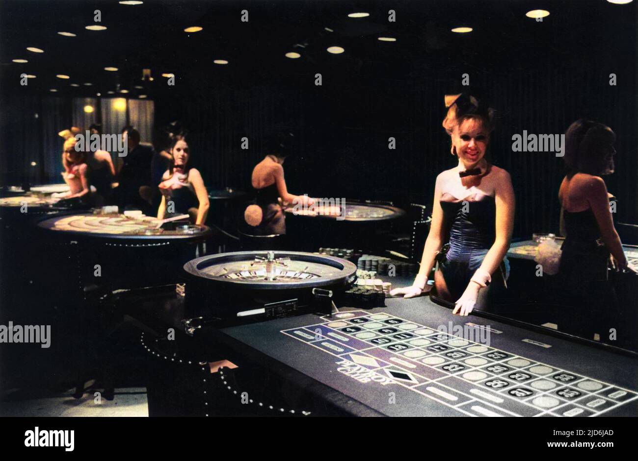 Les filles de Bunny exploitent des tables de jeu au Playboy Club de Londres qui a ouvert ses portes en 1966. Version colorisée de : 10554594 Date: 1969 Banque D'Images