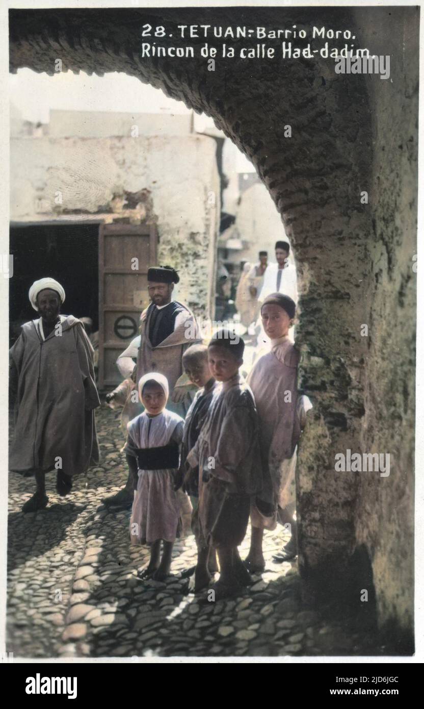 Maroc - Tetuan - le quartier mauresque - Arche d'une porte à l'angle de la rue had-dadim version colorisée de : 10638401 Date: Vers 1920s Banque D'Images