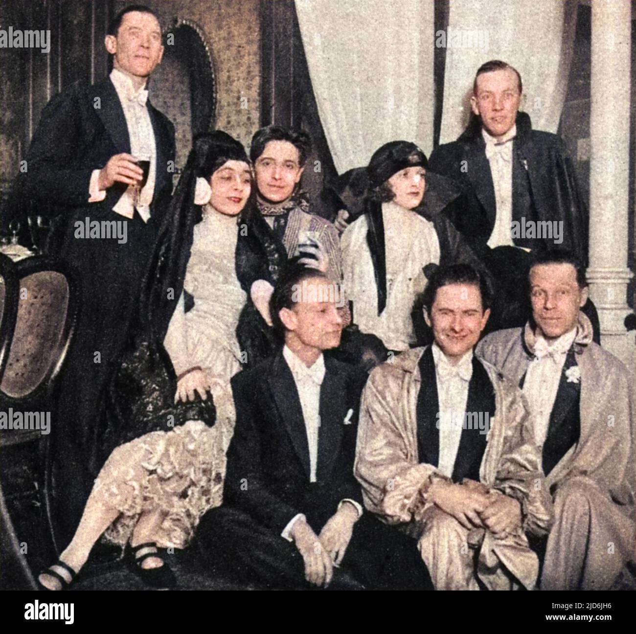 Un groupe au bal annuel du Club des arts de Chelsea, qui a lieu au Royal Albert Hall tous les ans. Au deuxième rang, à partir de la gauche, M. Frank Verner Leveson, Mme Malthrop, Ivor Novello, Mlle Gladys Cooper, Noel Coward. Rangée avant à partir de la gauche, Lorenzo Chabloz, Sholto Bailey et Eric Allden. Version colorisée de : 10587516 Date: 1924 Banque D'Images