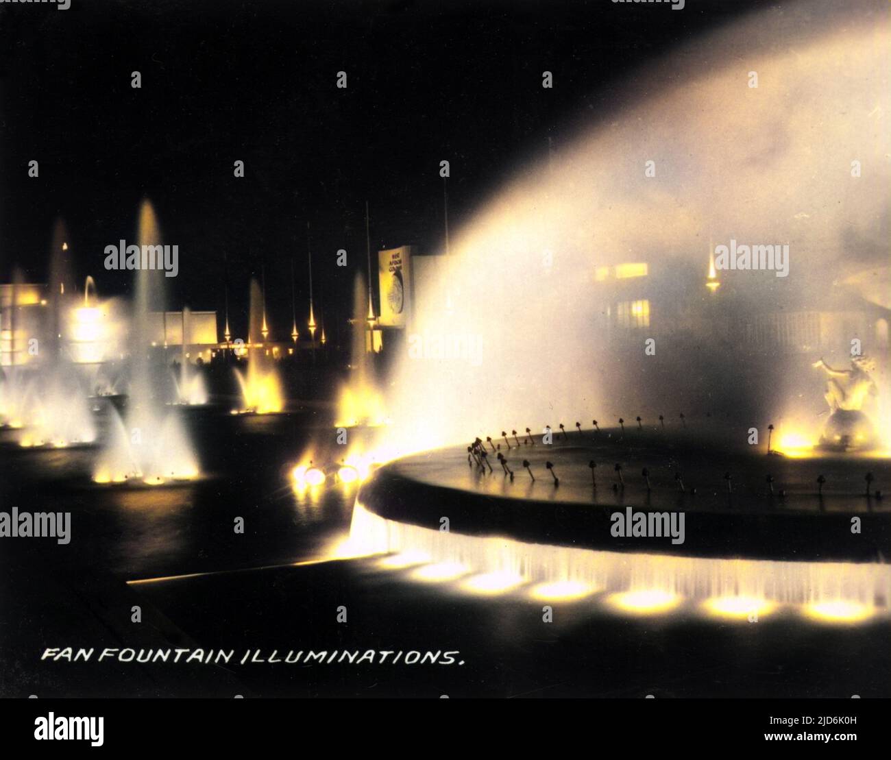 Fan Fountain Illuminations - British Empire Exhibition - Glasgow, Écosse, (mai - décembre 1938). L'exposition a été préparée par Thomas S. Tait, qui a dirigé une équipe de neuf architectes, dont Basil Spence et Jack COIA. Version colorisée de : 11007152 Date: 1938 Banque D'Images