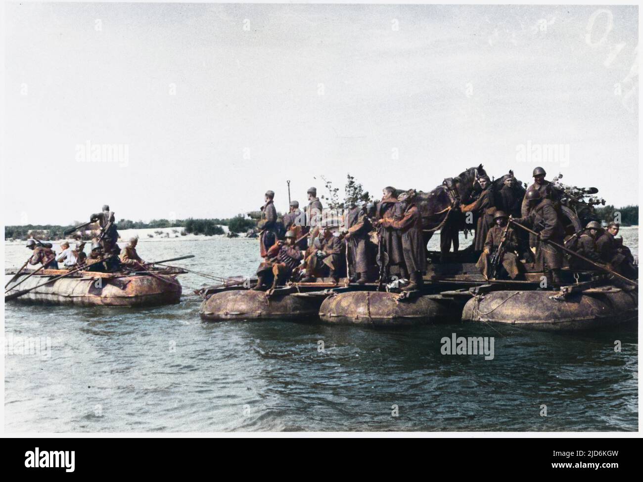 Les troupes de soutien soviétique traversent la Volga en radeau. Version colorisée de : 10059625 Date: 1942-43 Banque D'Images