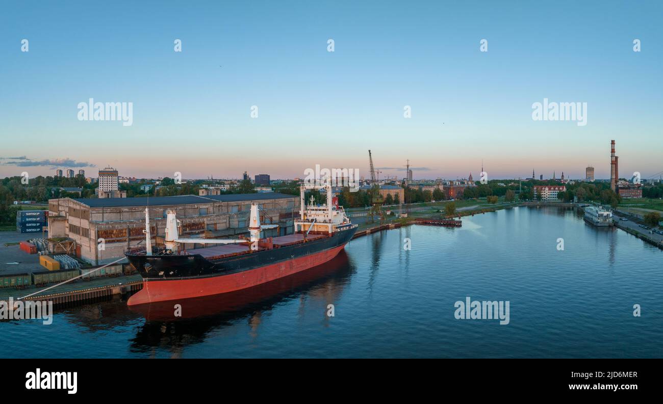 Vue aérienne du port et du quai de Riga, Lettonie Banque D'Images