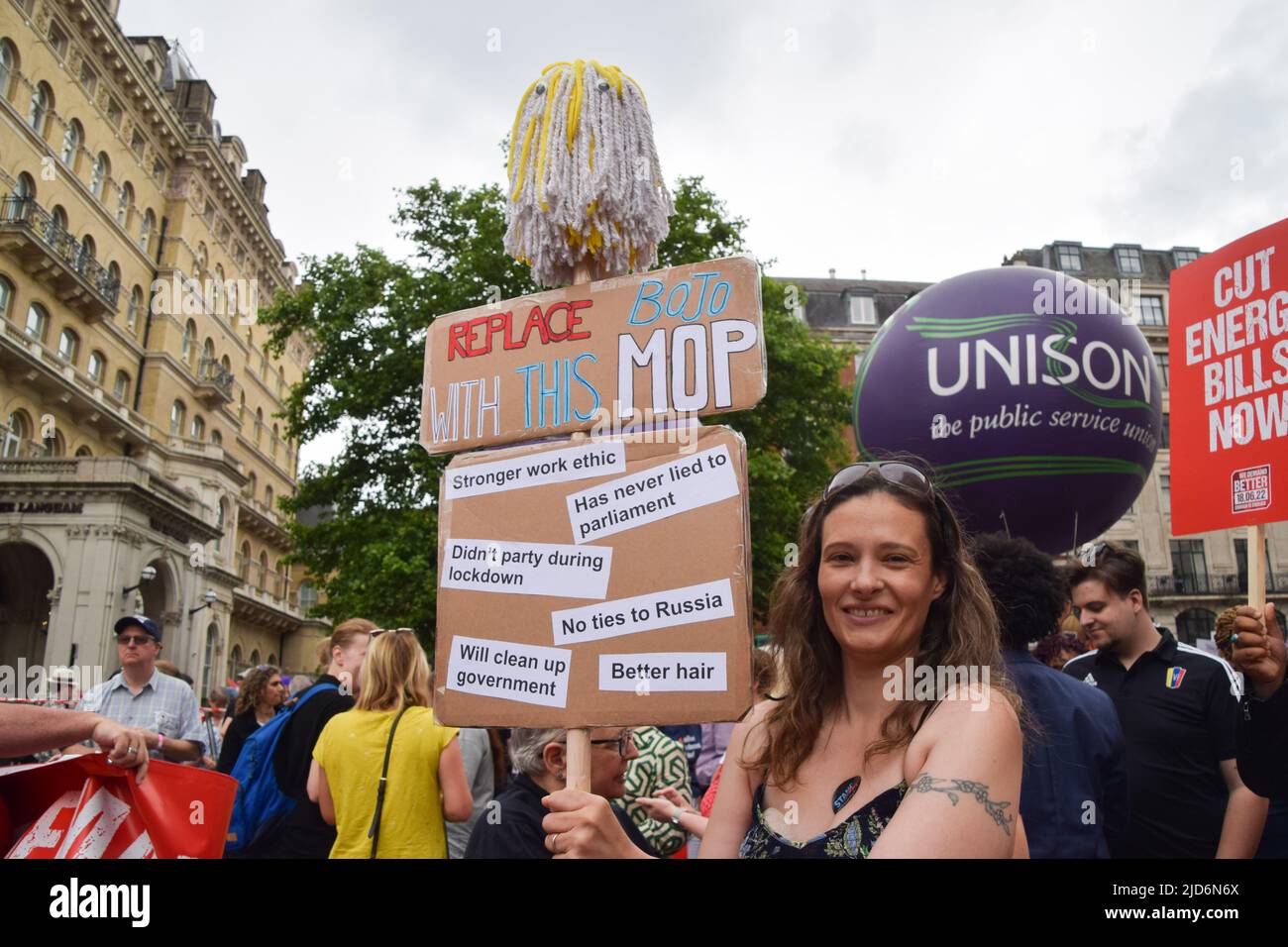 Londres, Royaume-Uni. 18th juin 2022. Un manifestant tient un écriteau appelant Boris Johnson à être remplacé par un balai, pendant la démonstration près du siège de la BBC. Des milliers de personnes et divers syndicats et groupes ont défilé dans le centre de Londres pour protester contre la crise du coût de la vie, le gouvernement conservateur, le régime des réfugiés rwandais et d'autres questions. Crédit : SOPA Images Limited/Alamy Live News Banque D'Images