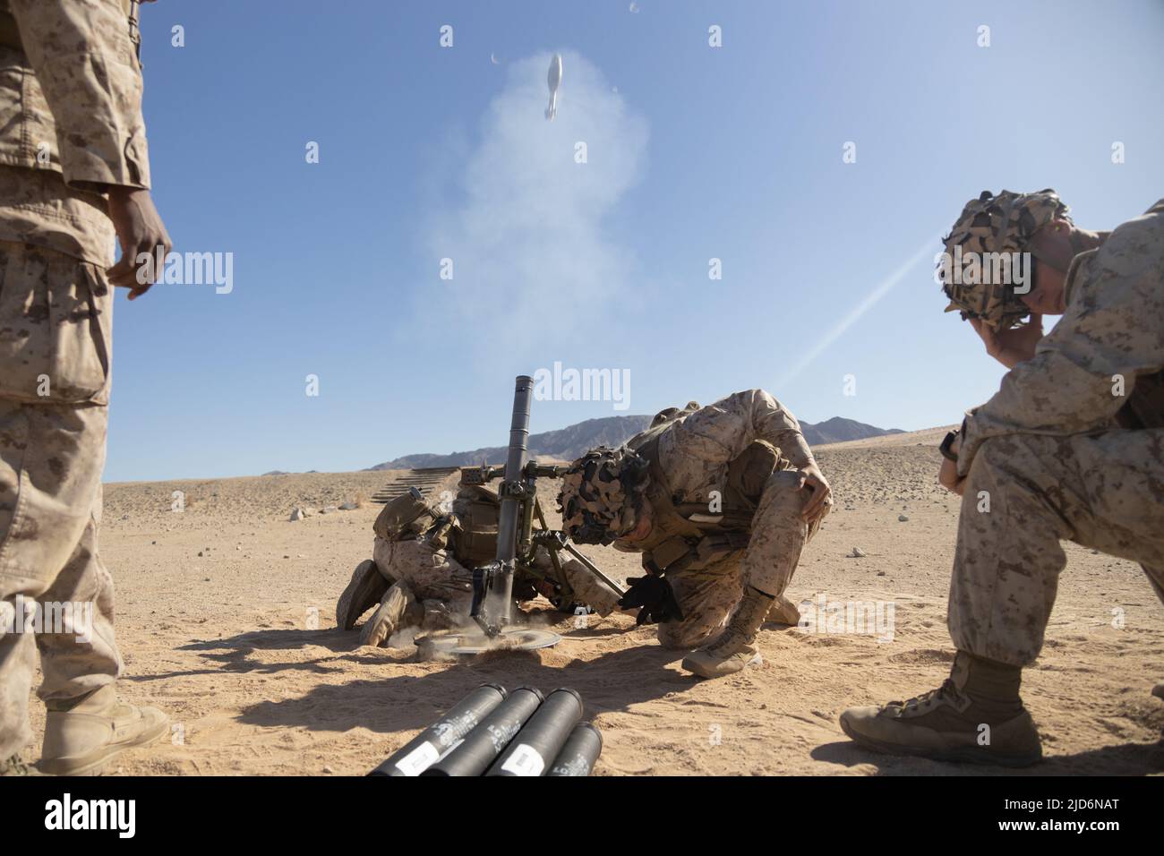 Marines des États-Unis avec Charlie Company, 1st Bataillon, 7th Marine Regiment, 1st Marine Division feu un système de mortier de M224 60 mm lors d'un exercice de chaîne d'entraînement numérique au Marine corps Air Ground combat Centre, Twentynine Palms, Californie, 12 mai 2022. Au cours de l'exercice, les Marines ont testé un nouvel équipement d'acquisition de cibles numériques pour le système de mortier de M224 60 mm et la mitrailleuse à grenade de 19 40 mm Mark. (É.-U. Photo du corps marin par lance Cpl. Broden Marshall) Banque D'Images