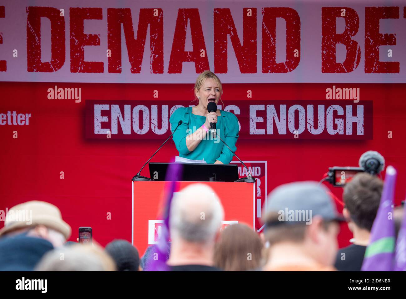 Londres, Angleterre, Royaume-Uni. 18th juin 2022. Le secrétaire général de Unite SHARON GRAHAM est vu s'adresser à la foule sur la place du Parlement lors d'une manifestation pour réclamer un meilleur accord contre l'augmentation du coût de la vie. (Image de crédit : © Tayfun Salci/ZUMA Press Wire) Banque D'Images