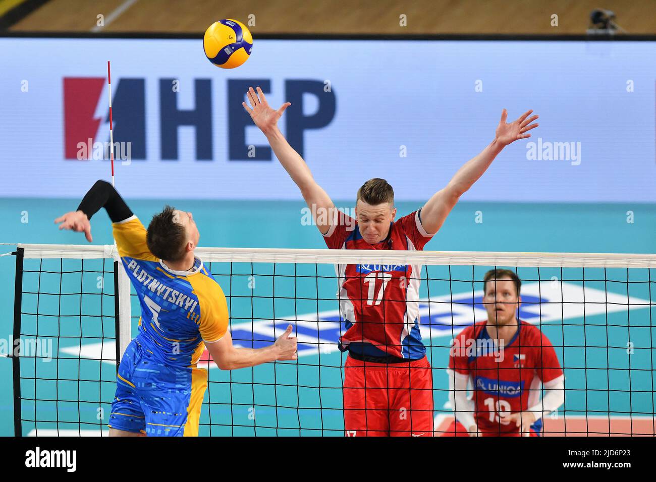 Marek Sotola de la République tchèque en action contre Oleh Plotnytskyi d'Ukraine lors de la finale de la Ligue européenne CEV quatre demi-finale du match entre la République tchèque et l'Ukraine à la mairie de Varazdin sur 18 juin 2022 à Varazdin, Croatie. Photo: Vjeran Zganec Rogulja/PIXSELL Banque D'Images